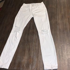 Skinny white ripped jeans good fit! Very cuteee😍